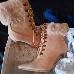 This is a brand new pair of Lady boots